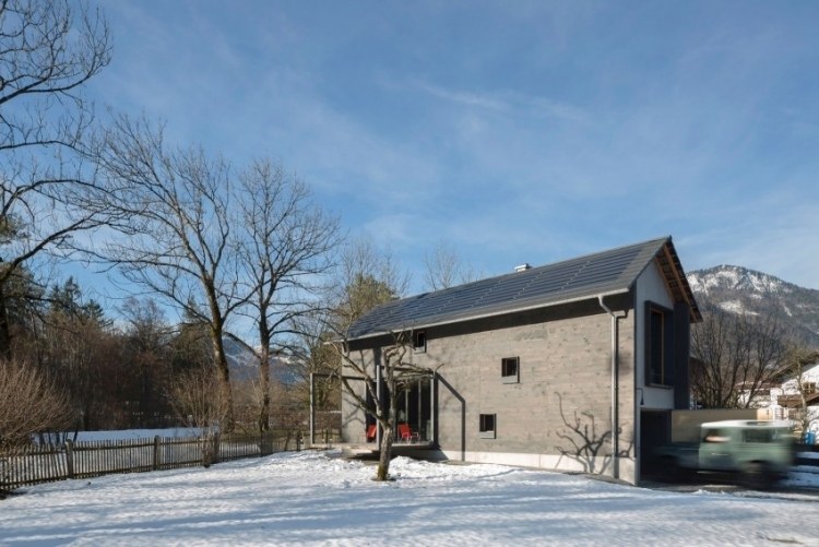 modernes Wohnen -klein-architektenhaus-bayern-gebirge-natur-land-einfamilienhaus