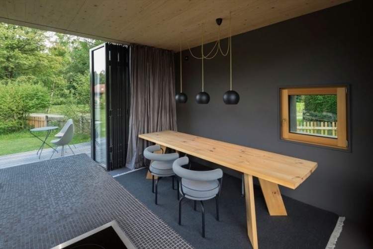 modernes-wohnen-klein-architektenhaus-essbereich-esstisch-holz-wandfarbe-grau-garten-offen