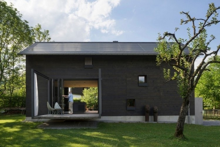 modernes Wohnen -klein-architektenhaus-garten-natur-veranda-rasen-lande