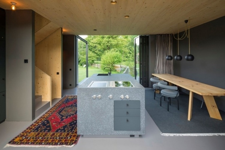 modernes-wohnen-klein-architektenhaus-grau-anthrazit-teppich-esstisch-offene-kueche