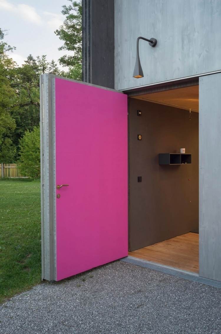 modernes-wohnen-klein-architektenhaus-haustuer-pink-kies-rasen-garten-hof-natur