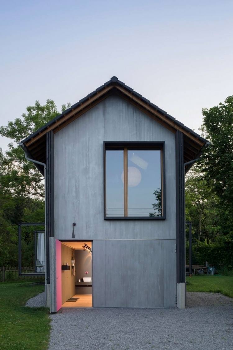 modernes Wohnen -klein-architektenhaus-minimalistisch-grau-garten-hof-rasen-natur-einfamilienhaus