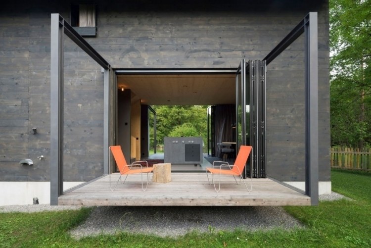 modernes Wohnen -klein-architektenhaus-veranda-terrasse-natur-rasen-stuehle