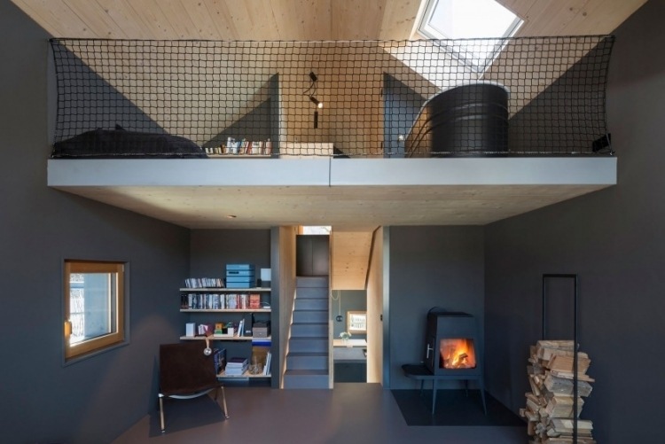 modernes-wohnen-klein-architektenhaus-wohnbereich-wandfarbe-grau-anthrazit-deckenverkleidung-holz
