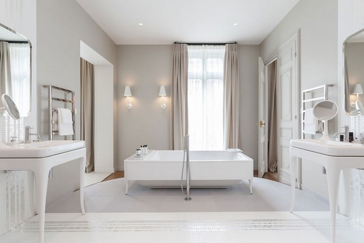 pariser-stil-einrichtung-bad-creme-weiss-badewanne
