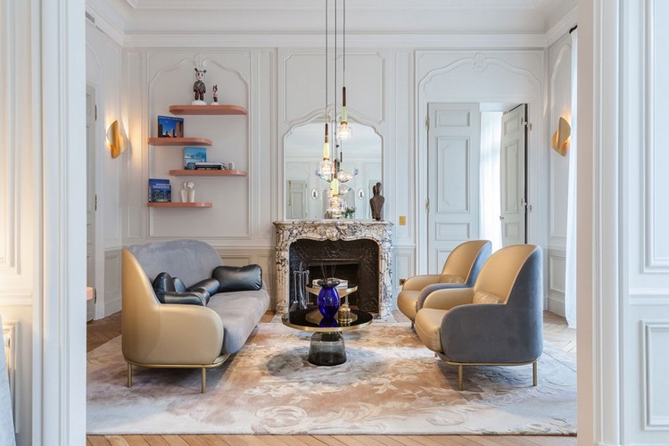 pariser-wohnstil-einrichtung-sitzecke-marmor-kaminumrandung-pendelleuchten