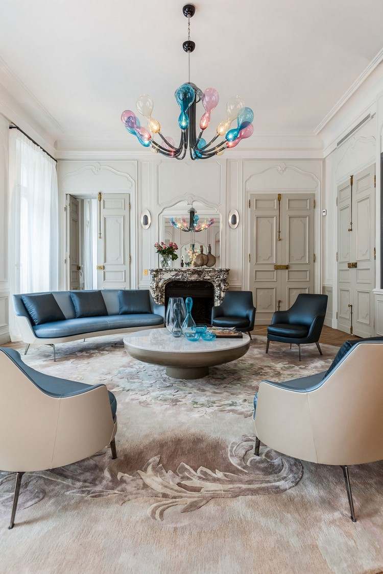 pariser-wohnstil-einrichtung-wohnzimmer-blaue-akzente-beigefarbener-teppich