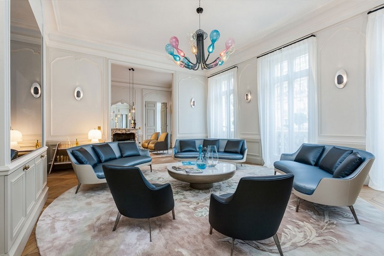 pariser-wohnstil-einrichtung-wohnzimmer-blaue-sofas-runder-teppich
