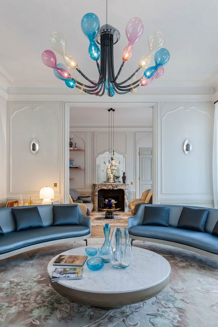 Pariser wohnstil einrichtung-wohnzimmer-kronleuchter-buntes-glas