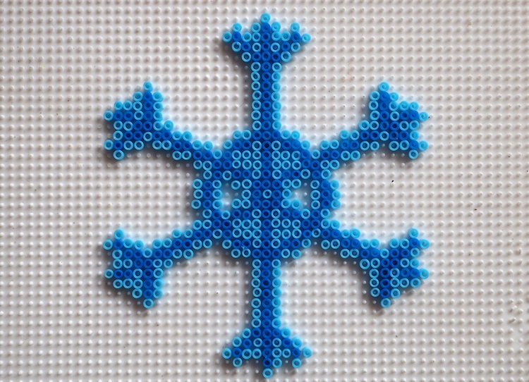 schneeflocke aus bügelperlen