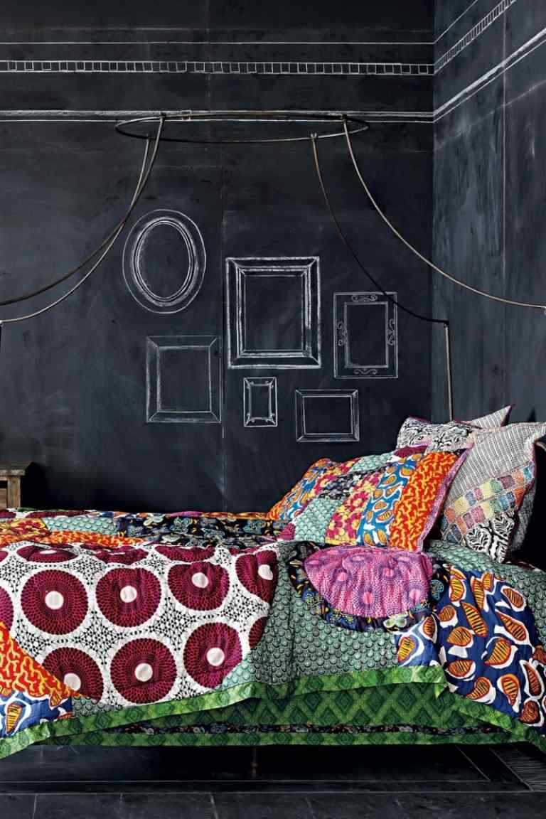 schwarze wandfarbe schlafzimmer wandgestaltung kreide bunt bettwaesche
