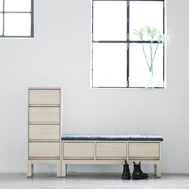 sitzbank-flur-modern-skandinavisch-minimalistisch-schuhschrank-faecher-garderobe-matte