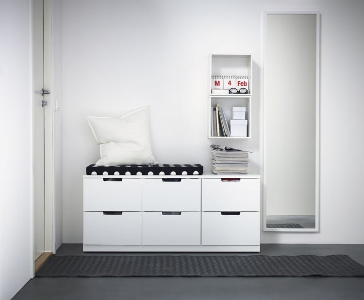 Sitzbank im Flur -modern-skandinavisch-minimalistisch-weiss-spiegel-schubladen-kissen-matte