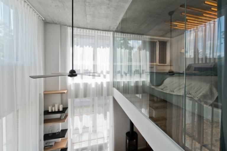 skandinavischer stil grau hohe decke beton regal loft wohnung