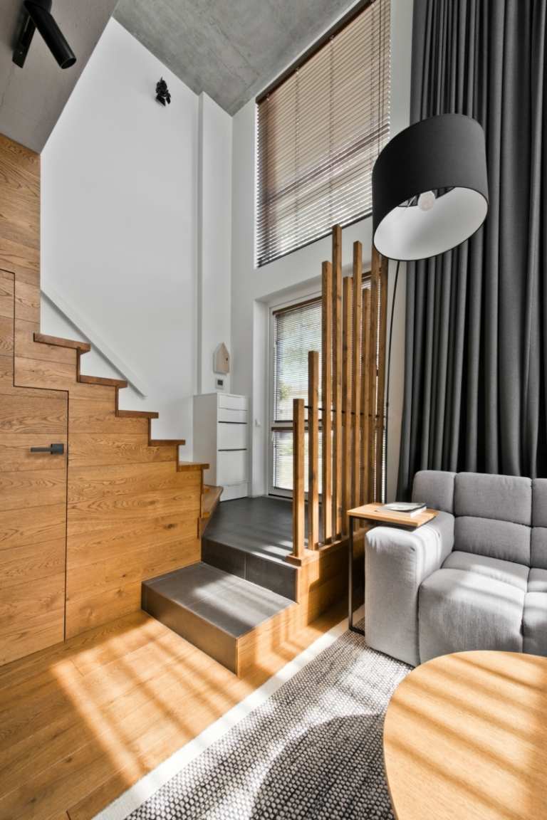 skandinavischer stil in grau treppe trennwand holz leisten teppich