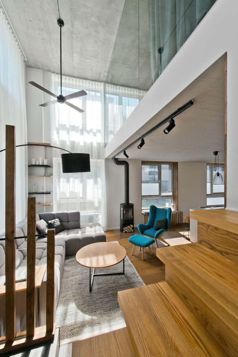 skandinavischer stil in grau wohnzimmer couchtisch holz kaminofen