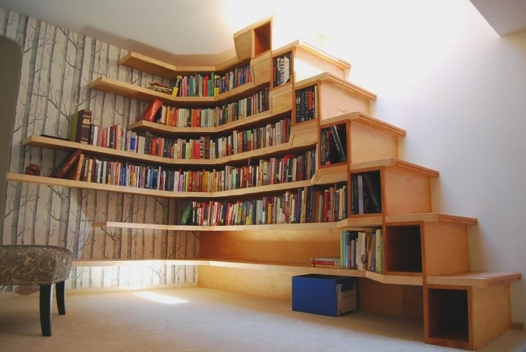 tapete-holz-holzoptik-birke-bibliothekenwand-treppe-holz-wandregale