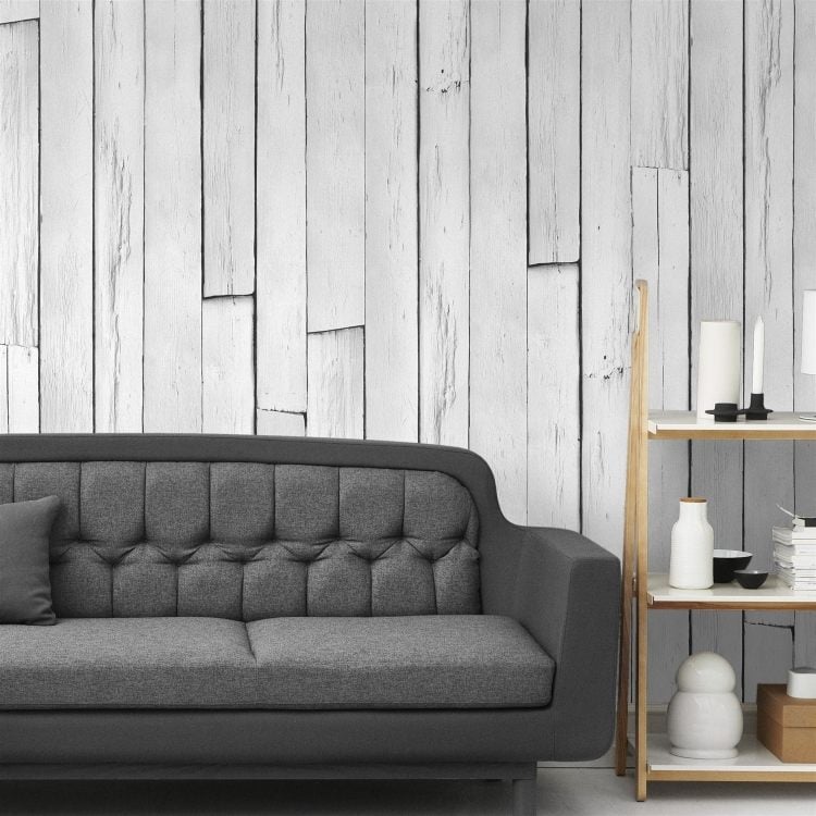 tapete-holz-holzoptik-weiss-minimalistisch-couch-grau-polster-regal