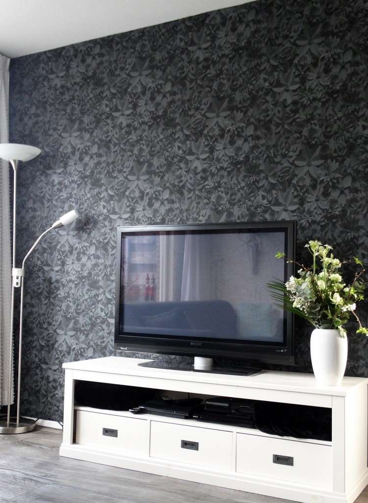tapete-schwarz-wohnzimmer-blumen-weisses-tv-lowboard-Moods-BN-Wallcoverings