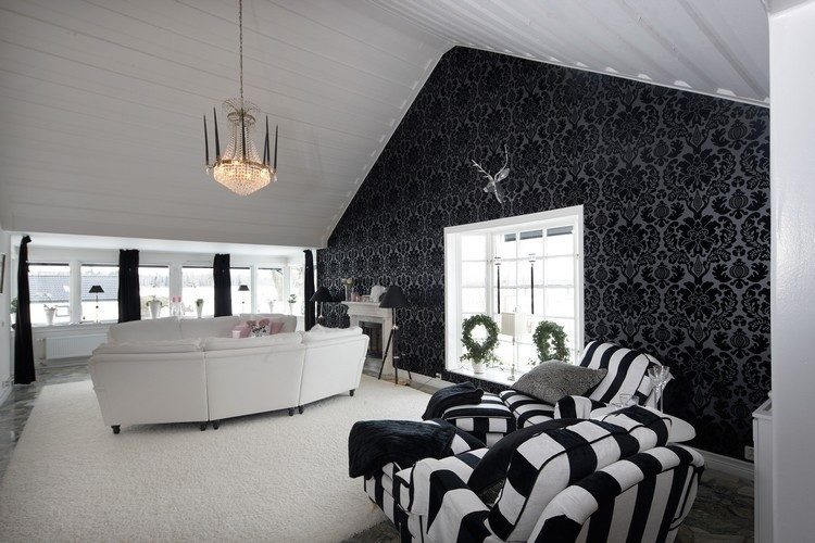 tapete-schwarz-wohnzimmer-dachboden-damask-weiss-gestrichene-decke