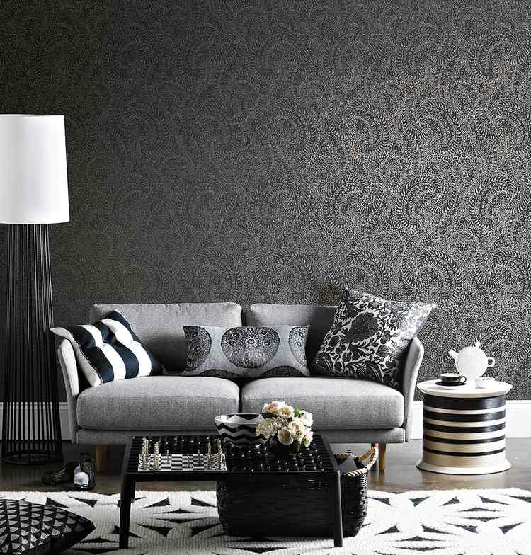 tapete-schwarz-wohnzimmer-paisley-motive-graues-sofa-weisser-teppich
