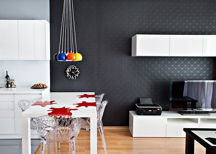 tapete-schwarz-wohnzimmer-subtile-kreismotive-matt-weisse-moebel-esstisch