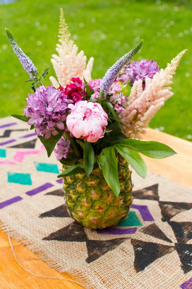 tisch decken sackleinen bunt idee malen azteken muster ananas vase-fruehling blumen