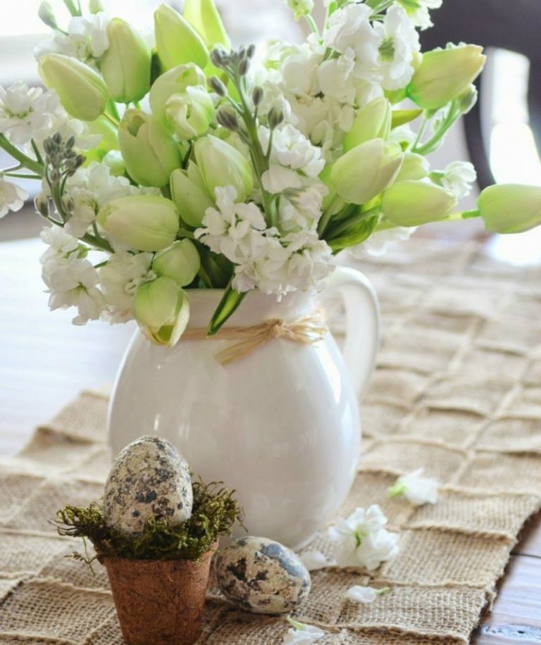 tisch decken sackleinen flechten idee rustikal ostern deko vogeleier tulpen