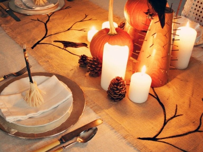 tisch decken sackleinen halloween herbst romantisch tannenzapfen kuerbisse kerzen