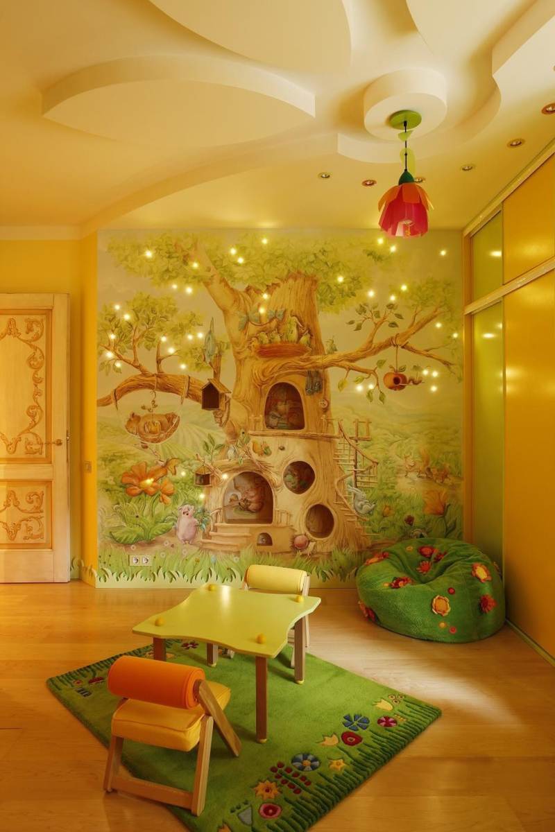 wandmalerei im kinderzimmer einbauregal baum motiv lichter sitzsack gruen