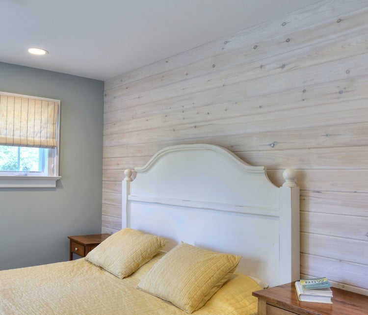 Wandpaneele aus Holz weiss-landhaus-schlafzimmer-graue-wandfarbe-holz-nachttische