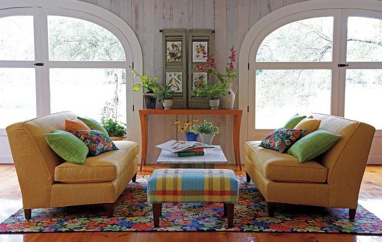 wandpaneel-holz-weiss-landhaus-wohnzimmer-sitzecke-gelbe-sofas-bunter-teppich