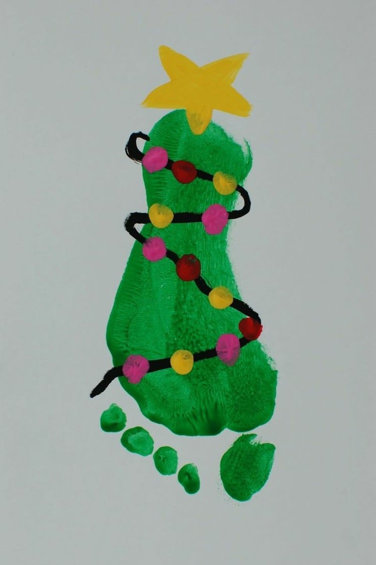 weihnachtsbasteln kindern fussabdruck gruen weihnachtsbaum stern malen