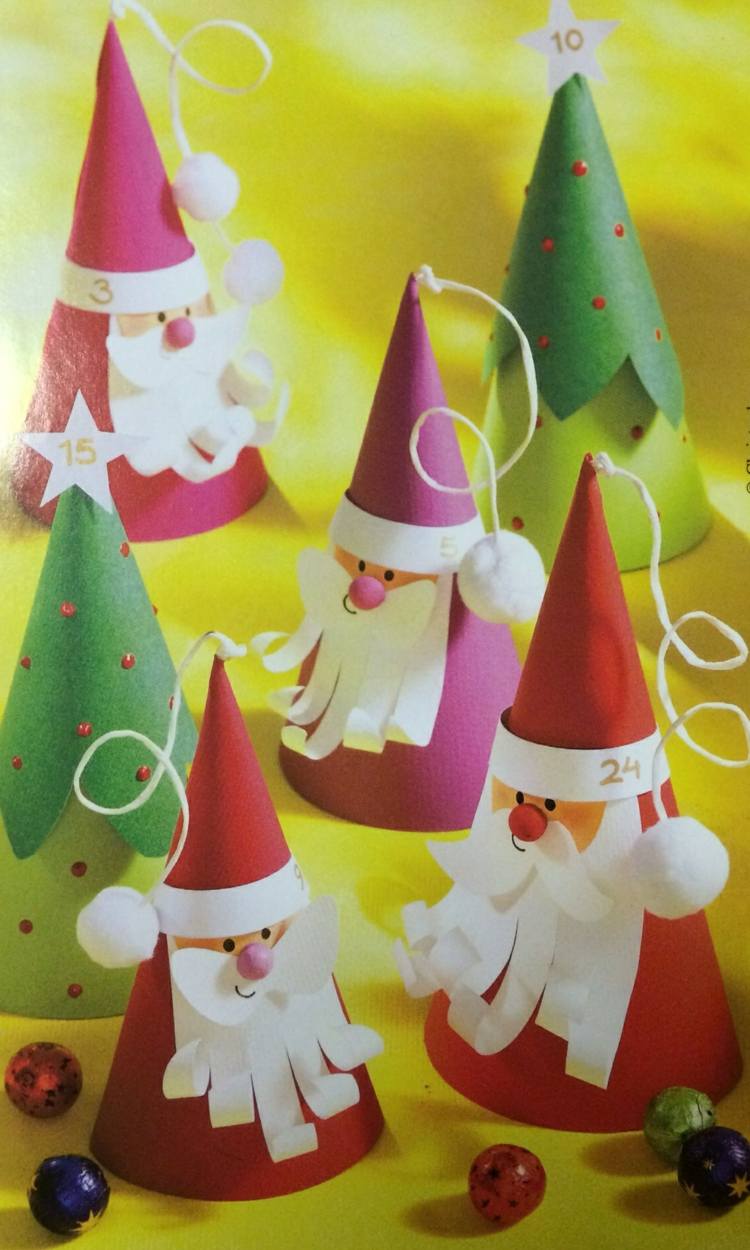 weihnachtsbasteln mit kindern kegel papier weihnachtsmaenner bunt