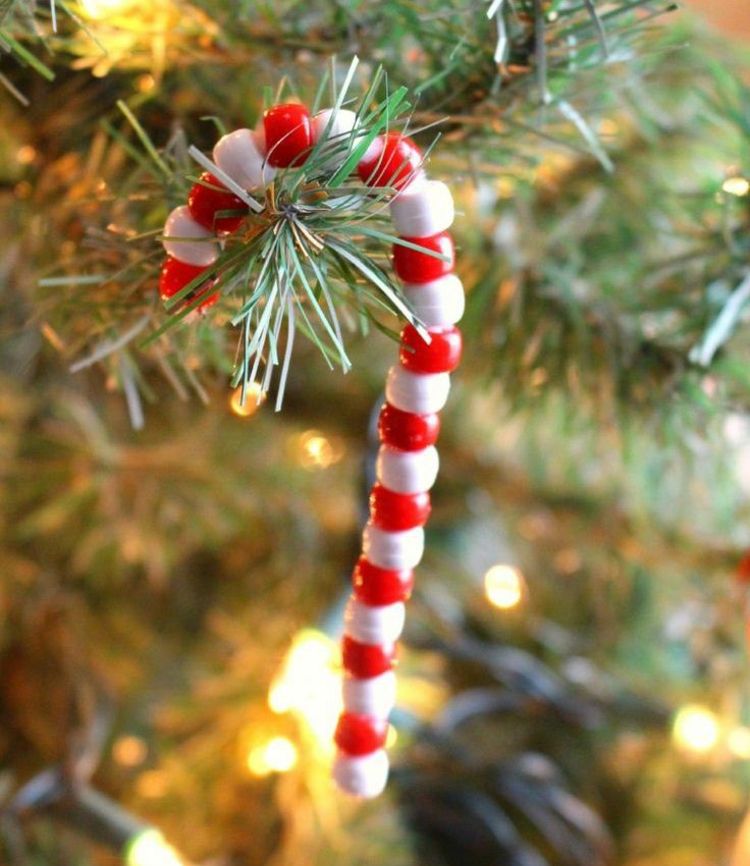 weihnachtsbasteln mit kindern zuckerstange rot weiss perlen draht