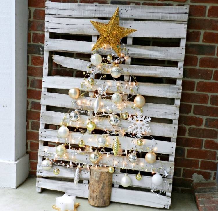 weihnachtsbaum-alternative-wanddeko-selber-machen-holz-europalette-gold-silber-aufhaengen