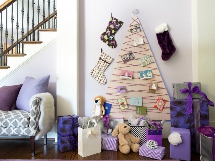 weihnachtsbaum-alternative-wanddeko-selber-machen-holzplatte-dreieck-violett-deko-geschenke