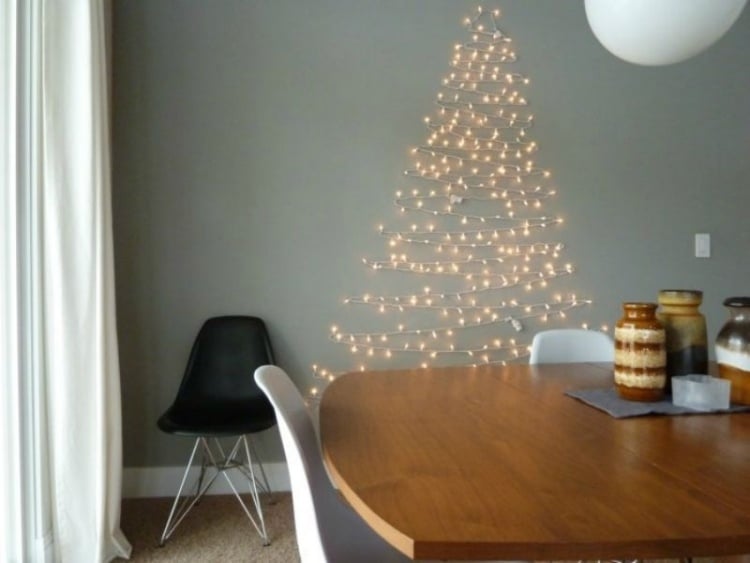 weihnachtsbaum-alternative-wanddeko-selber-machen-lichterkette-modern-weiss-tisch