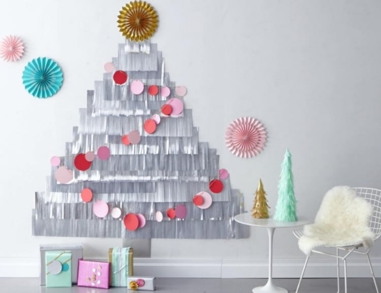 weihnachtsbaum-alternative-wanddeko-selber-machen-silber-fransen-girlande-deko