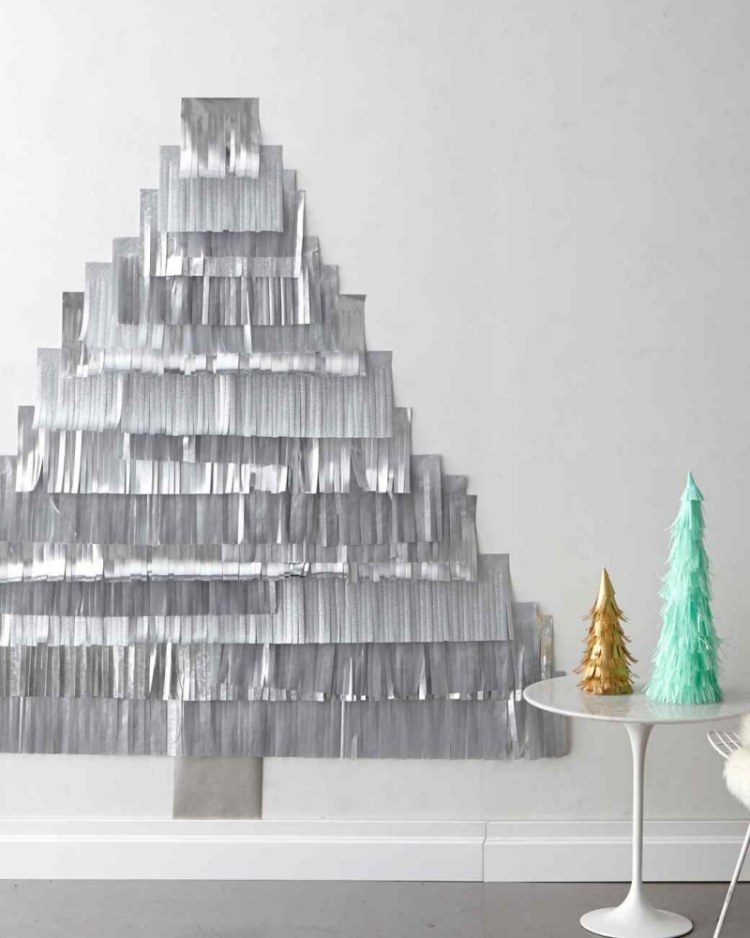 weihnachtsbaum-alternative-wanddeko-selber-machen-silber-girlande-fransen-papier-deko