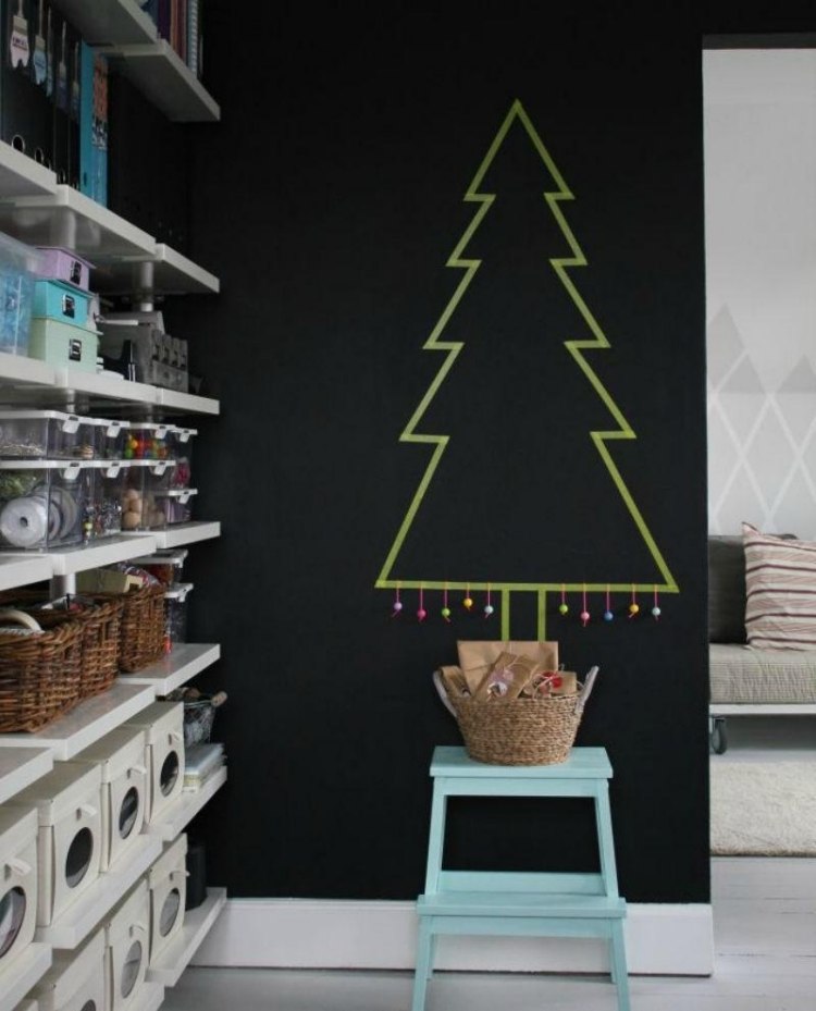 weihnachtsbaum-alternative-wanddeko-selber-machen-wandfarbe-schwarz-klebeband-gelb-geschenke-korb