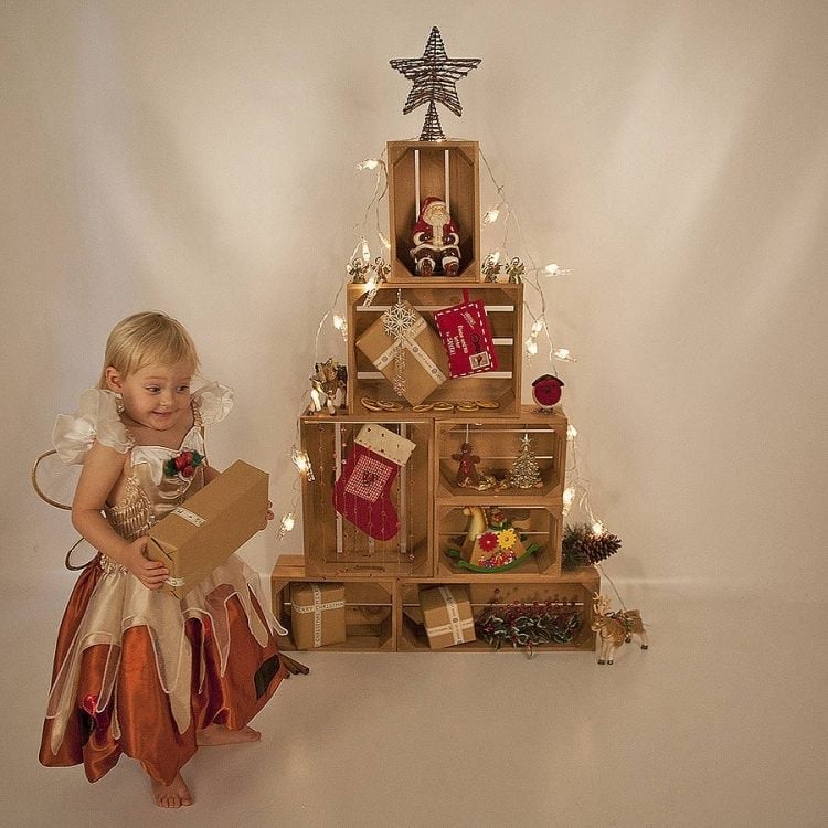 Weihnachtsbaum basteln -kinder-alternative-holzkisten-geschenke-kind-maedchen-gluecklich