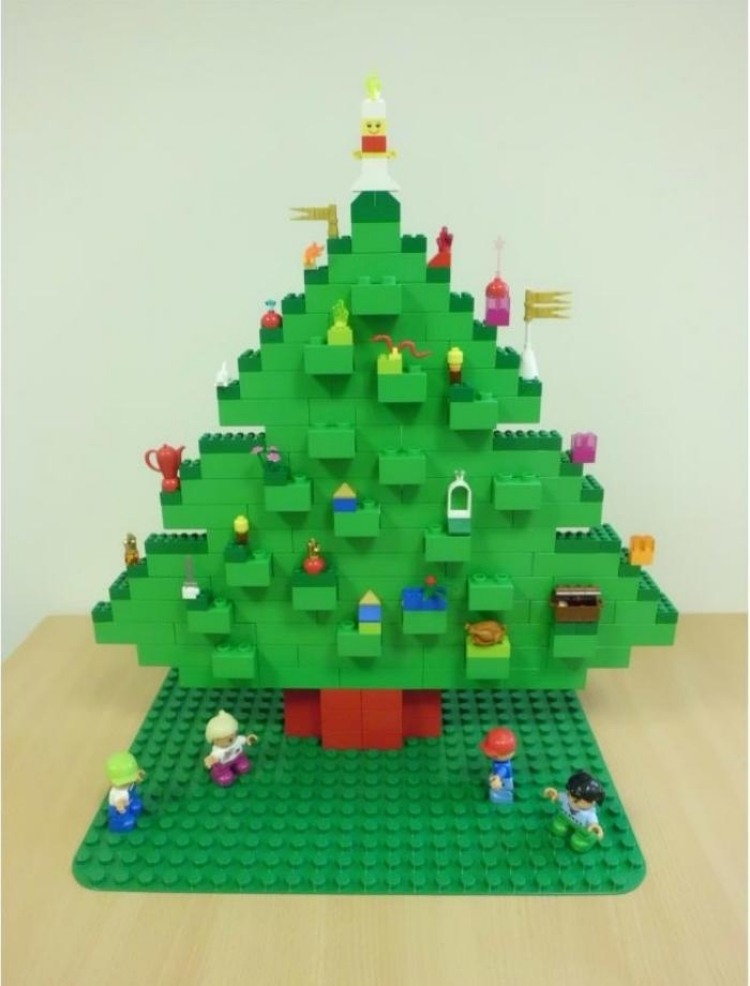weihnachtsbaum-basteln-kinder-alternative-lego-teile-lustig-kreativ-selber-machen