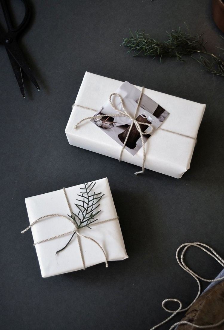 weihnachtsgeschenke verpacken anleitung-einfarbiges-papier-schnur-foto-zweig