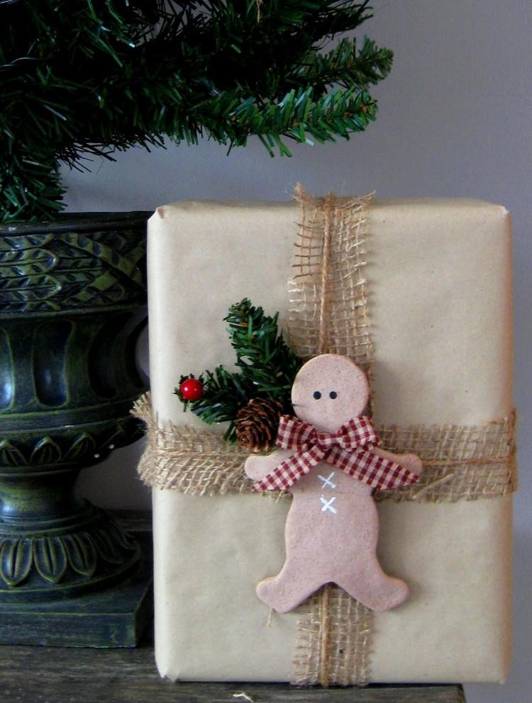 weihnachtsgeschenke-verpacken-ideen-braunes-papier-jutestoff-band-lebkuchenmann-anhaenger