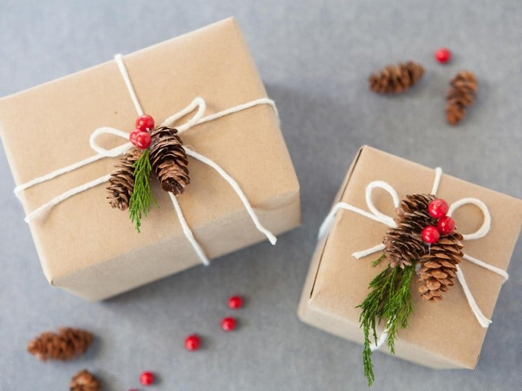Weihnachtsgeschenke verpacken ideen-braunes-papier-schnur-zapfen-beeren