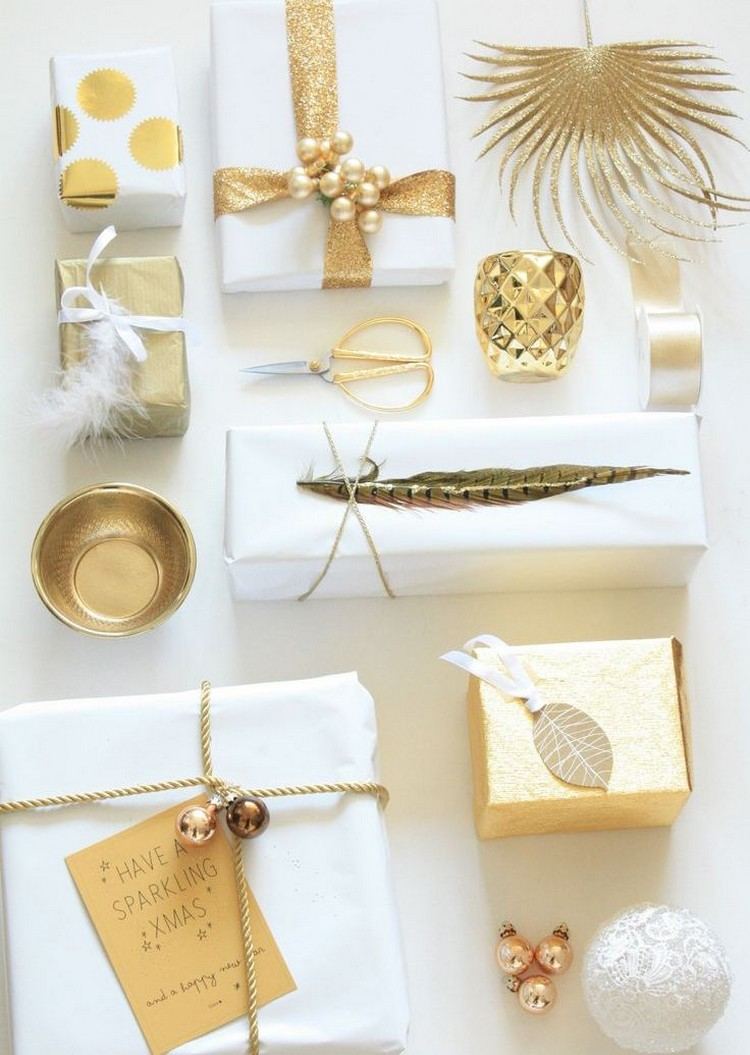 weihnachtsgeschenke verpacken ideen-goldene-schnur-mini-weihnachtskugeln-feder-beeren