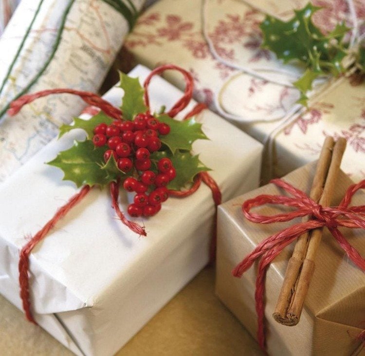 weihnachtsgeschenke-verpacken-ideen-kraftpapier-beerenzweig-zimtstange-schnur