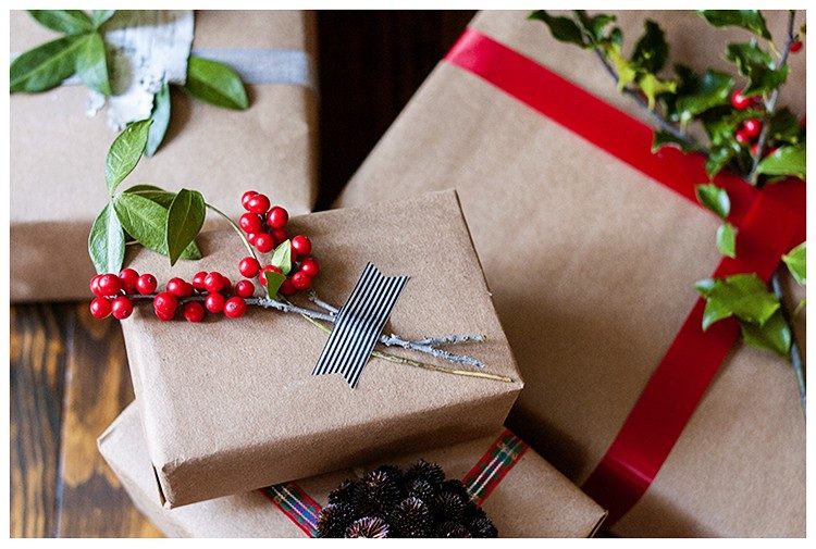 weihnachtsgeschenke-verpacken-ideen-kraftpapier-beerenzweige-washitape