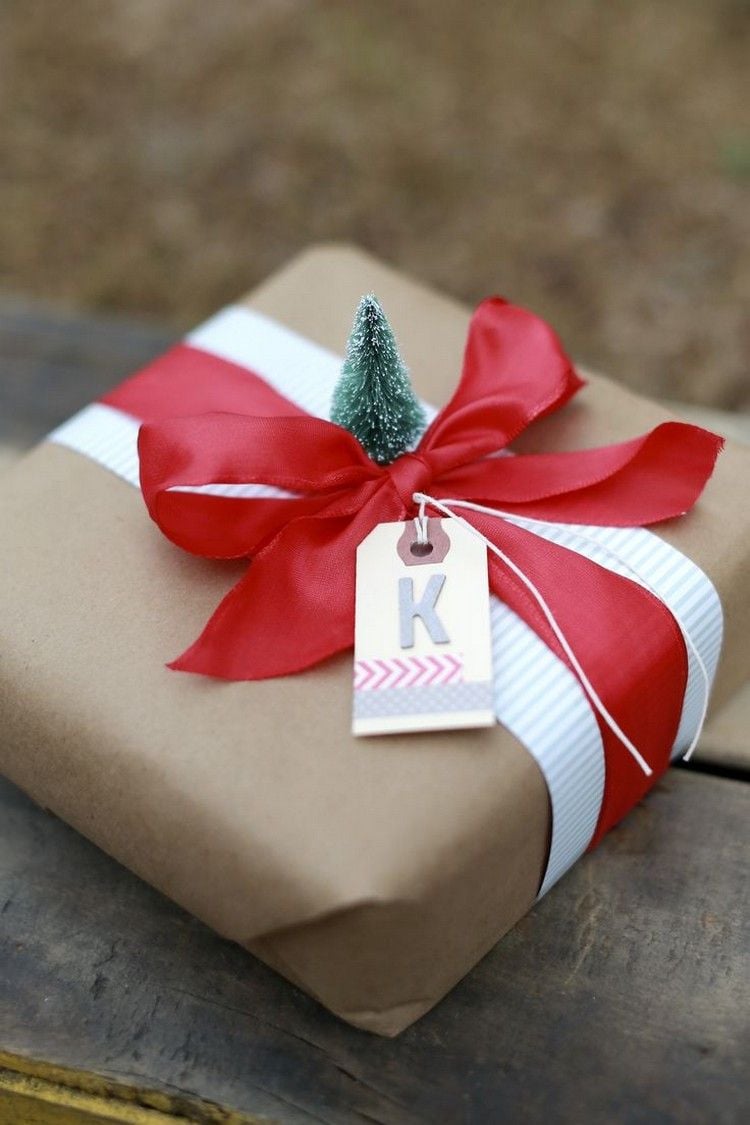 weihnachtsgeschenke-verpacken-ideen-kraftpapier-rotes-band-mini-tannenbaum-buerste